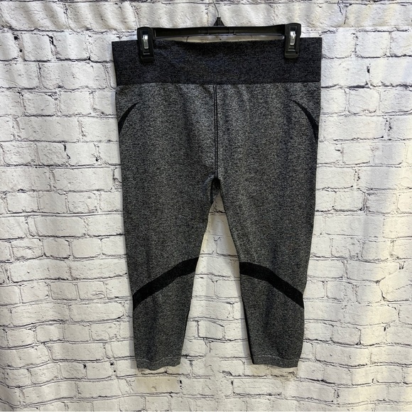 FABLETICS Women Cropped Capri Tight Leggings Seamless Black Gray Med/Large - Picture 2 of 10